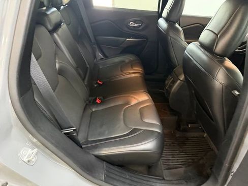 Used 2020 Jeep Cherokee Latitude Lux w/ Comfort/Convenience Group AWD/4WD image 39