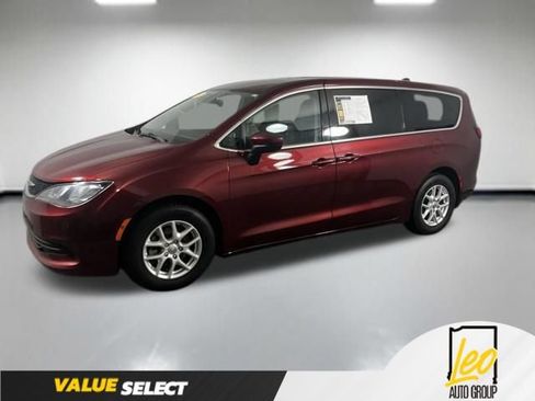 Used 2017 Chrysler Pacifica Touring FWD image 2