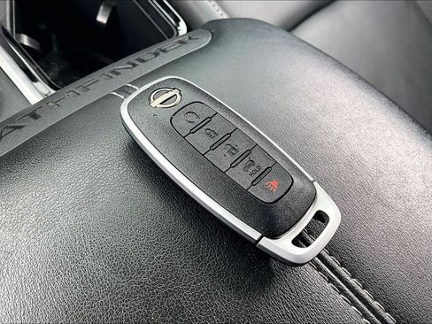 Used 2025 Nissan Pathfinder SL AWD/4WD image 33
