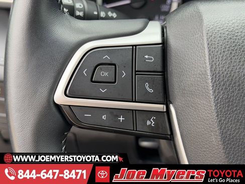 Used 2025 Toyota Highlander LE image 23