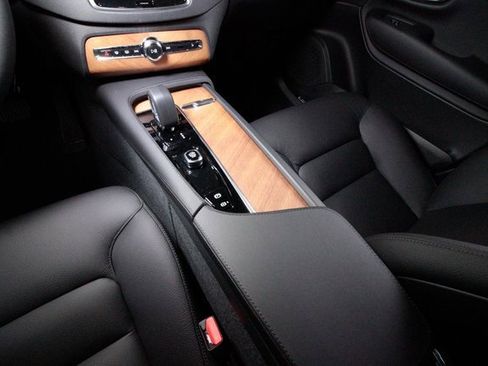 Certified 2025 Volvo XC90 B6 Plus w/ Protection Package Premier image 9