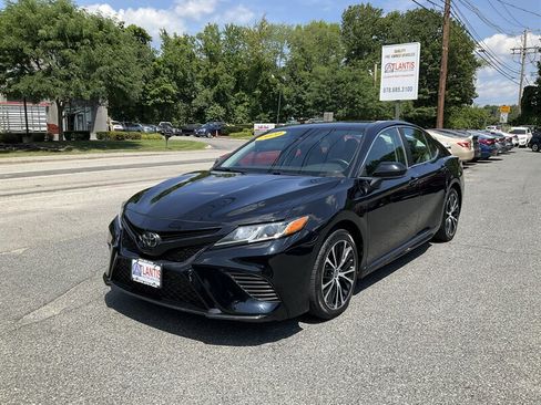 Used 2020 Toyota Camry SE FWD image 1