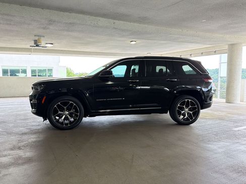 Used 2023 Jeep Grand Cherokee Summit AWD/4WD image 2