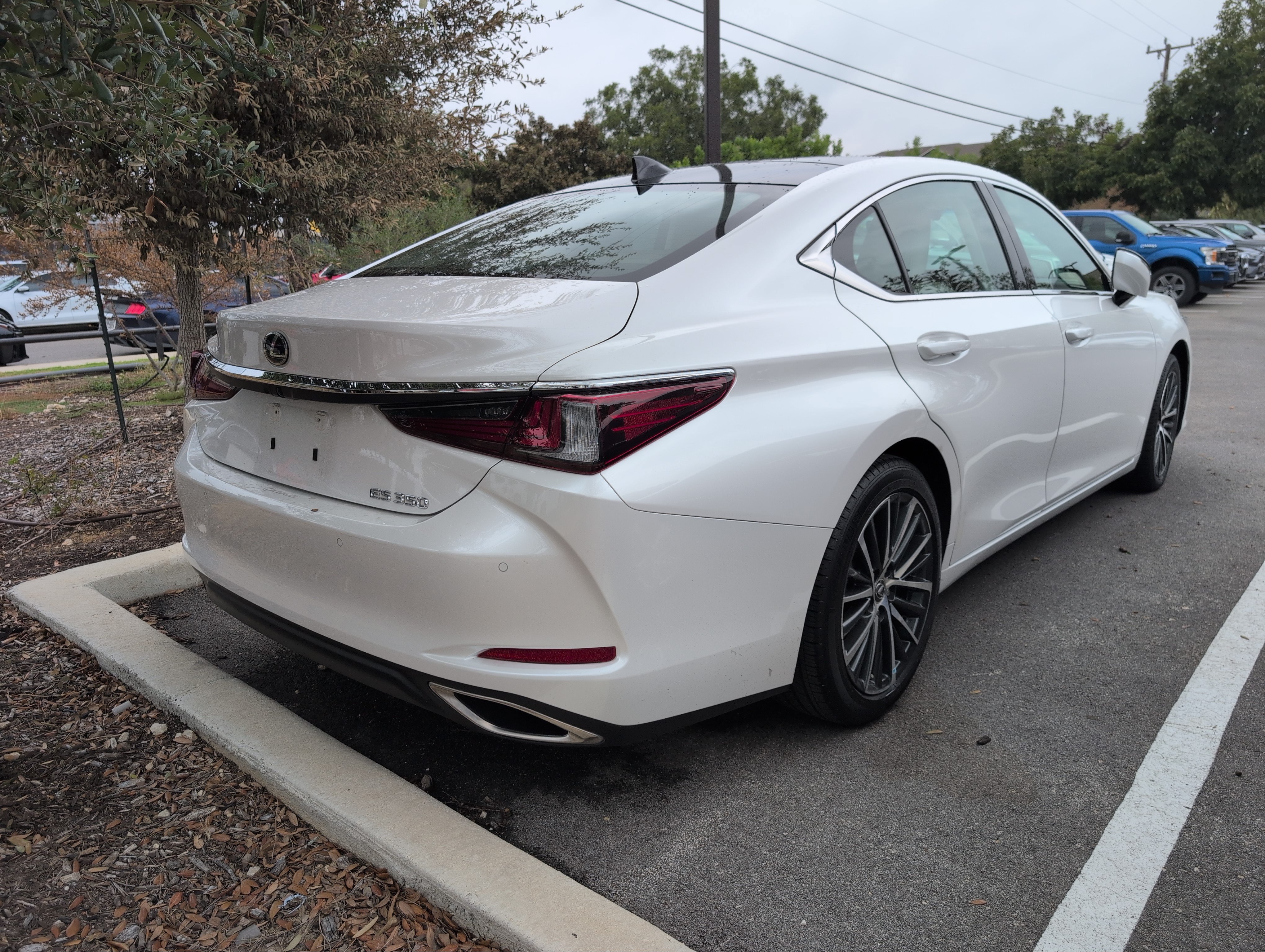 Used 2024 Lexus ES 350 w/ Premium Package FWD image 3