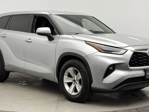 Used 2024 Toyota Highlander LE image 3