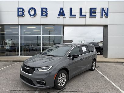 Used 2025 Chrysler Pacifica Select