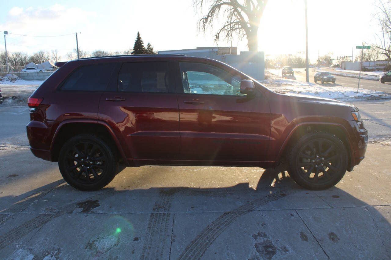 Used 2018 Jeep Grand Cherokee Altitude AWD/4WD image 3
