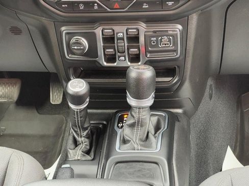 Used 2022 Jeep Wrangler Unlimited Sahara AWD/4WD image 16