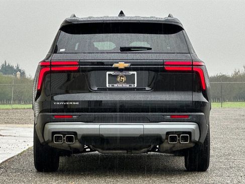 Used 2025 Chevrolet Traverse LT image 6
