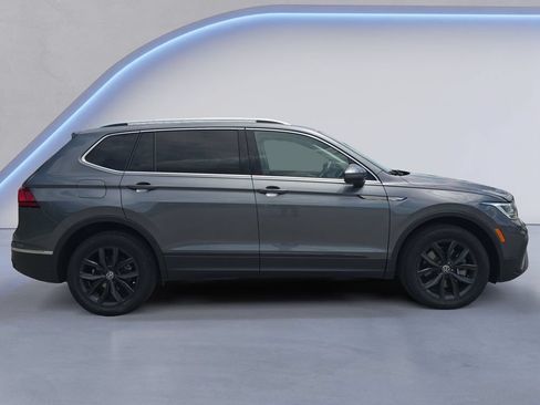 Used 2024 Volkswagen Tiguan SE w/ Panoramic Sunroof Package FWD image 7