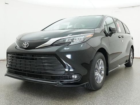 New 2026 Toyota Sienna XLE FWD image 9