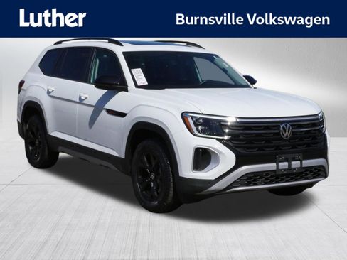 Certified 2025 Volkswagen Atlas Peak Edition SE AWD/4WD image 1