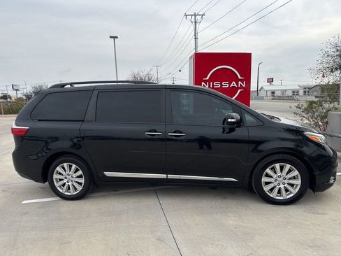 Used 2017 Toyota Sienna Limited Premium image 2