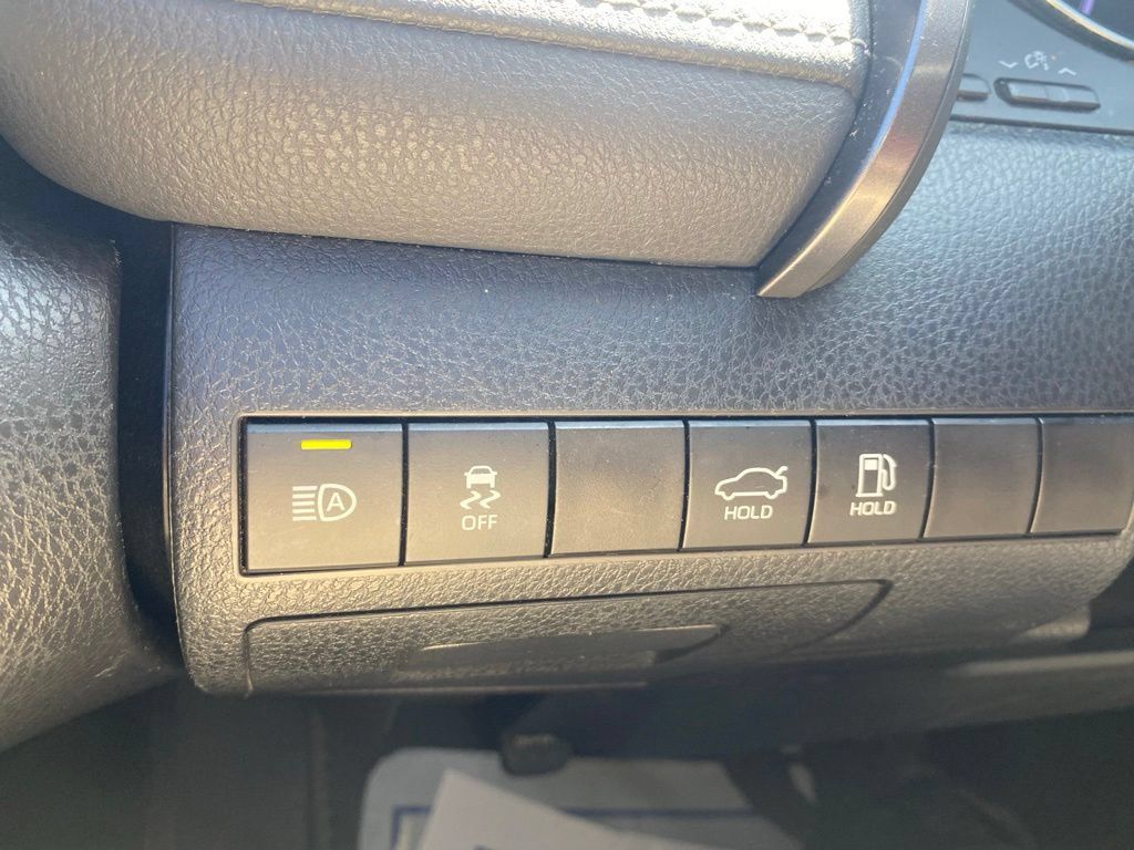 Used 2020 Toyota Camry SE FWD image 22