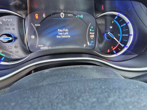 Used 2023 Chrysler Pacifica Touring-L FWD image 23