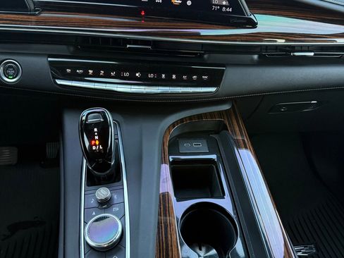 Used 2022 Cadillac Escalade Luxury AWD/4WD image 8