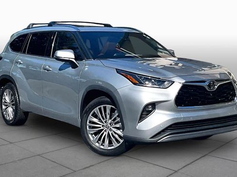 Used 2023 Toyota Highlander Platinum FWD image 3