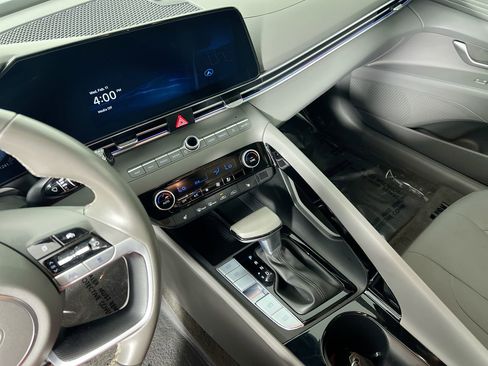 Used 2025 Hyundai Elantra SEL image 23