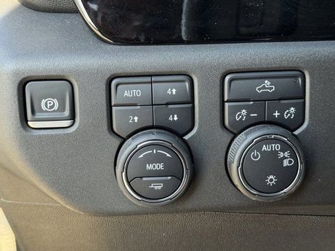 Used 2025 Chevrolet Silverado 1500 LT AWD/4WD image 23
