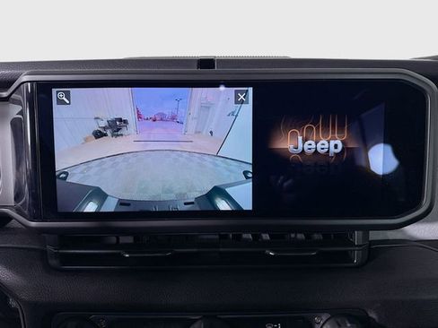 Used 2024 Jeep Gladiator Sport AWD/4WD image 13