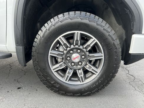 Used 2025 GMC Sierra 1500 AT4 w/ Technology Package AWD/4WD image 11