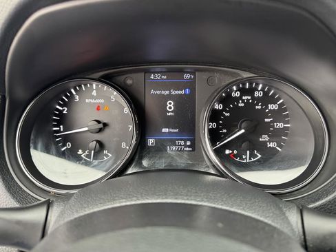 Used 2018 Nissan Rogue SV w/ Premium Package image 13