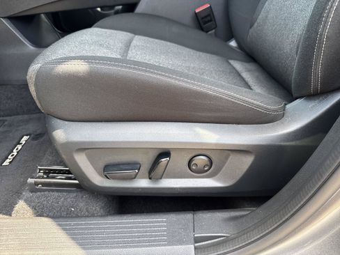 Used 2025 Nissan Rogue SV FWD image 12