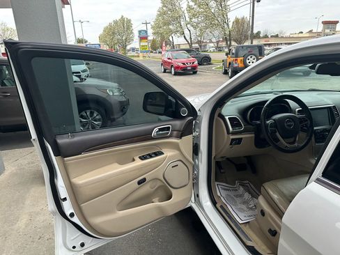 Used 2016 Jeep Grand Cherokee Overland w/ Advanced Technology Group AWD/4WD image 8