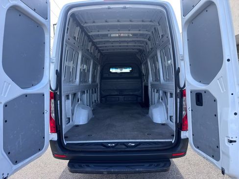Used 2023 Mercedes-Benz Sprinter 2500 image 32