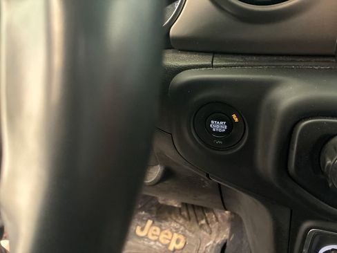 Used 2018 Jeep Wrangler Unlimited Sport S AWD/4WD image 17