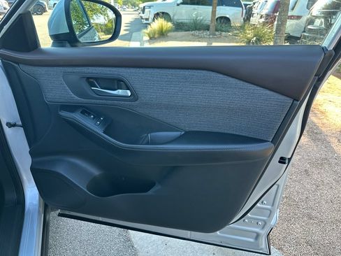 Used 2023 Nissan Rogue SV FWD image 34
