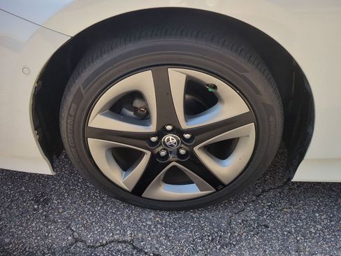 Used 2019 Toyota Prius XLE image 10