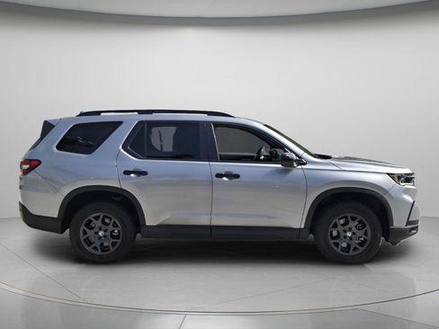 Used 2025 Honda Pilot TrailSport image 3