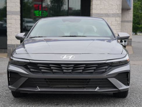 Used 2025 Hyundai Elantra SE FWD image 2