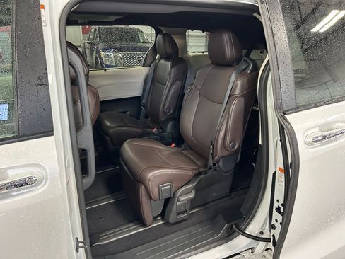 Used 2023 Toyota Sienna Platinum AWD/4WD image 25
