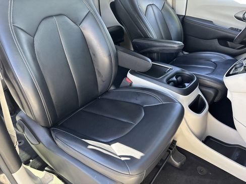 Used 2023 Chrysler Pacifica Touring-L image 9