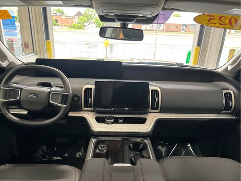 Used 2025 Ford Expedition Active AWD/4WD image 9