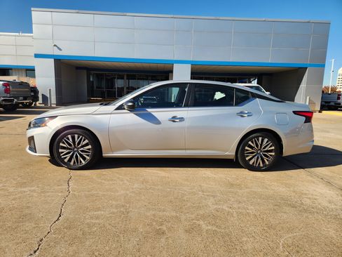 Used 2024 Nissan Altima 2.5 SV image 5