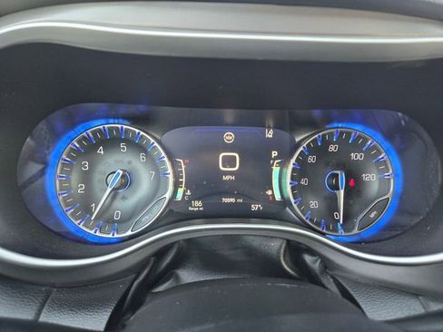 Used 2023 Chrysler Pacifica Touring-L image 24