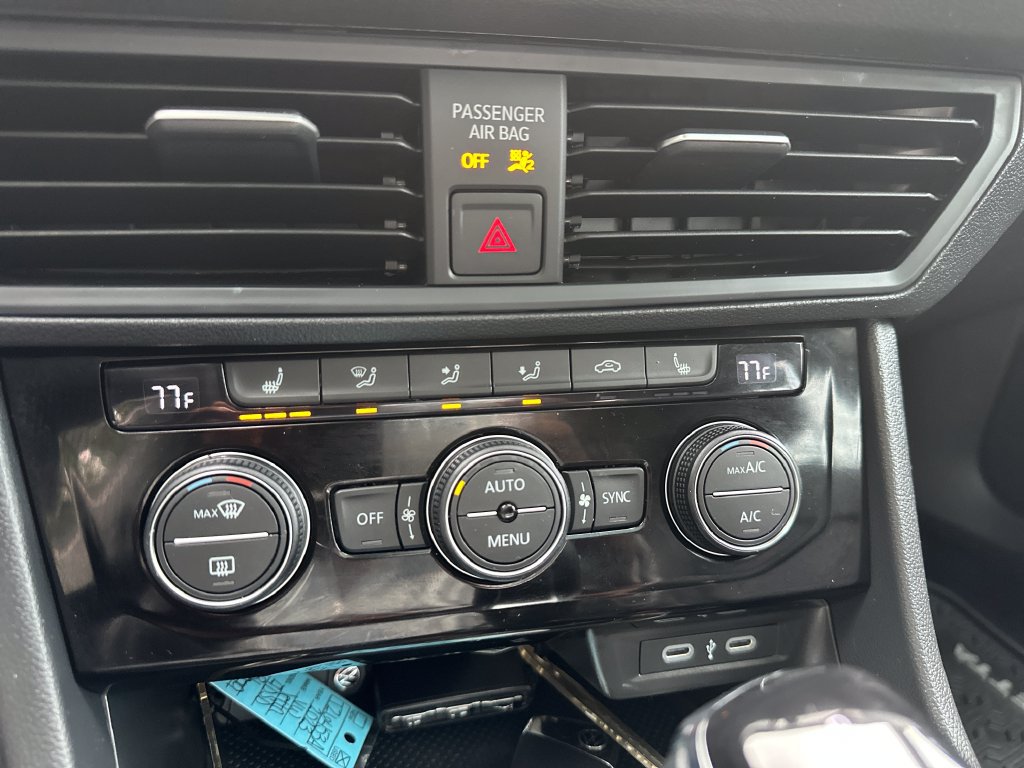 Certified 2024 Volkswagen Jetta SE w/ Panoramic Sunroof Package FWD image 17