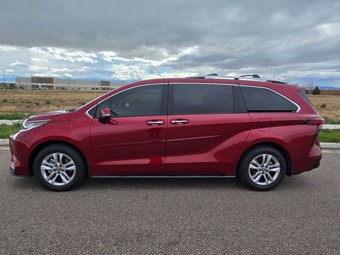 Used 2026 Toyota Sienna Limited image 2