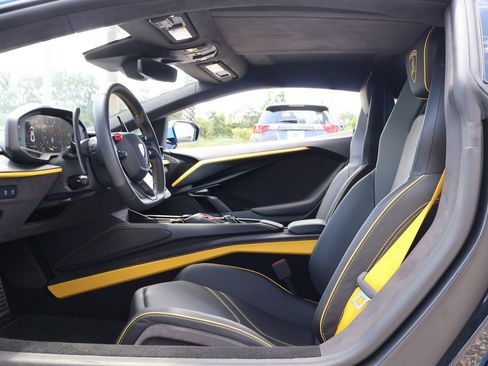 Used 2025 Lamborghini Revuelto AWD/4WD image 11