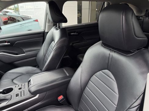 Used 2023 Toyota Highlander XLE AWD/4WD image 18