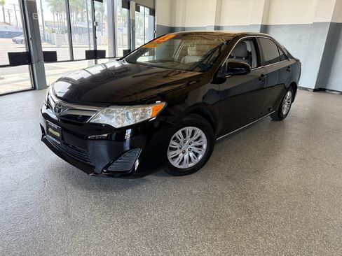 Used 2013 Toyota Camry LE FWD image 3