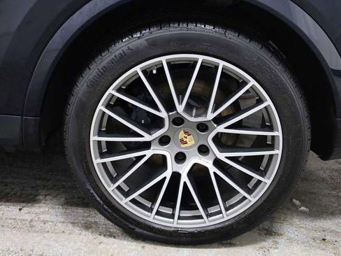 Certified 2023 Porsche Cayenne Platinum Edition image 38