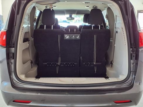 Used 2017 Chrysler Pacifica Touring FWD image 18