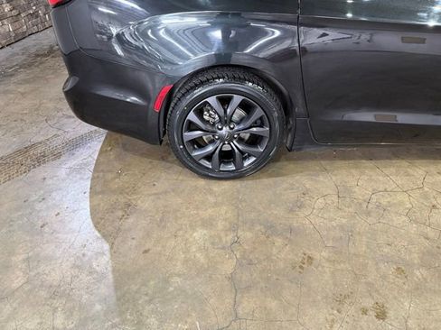 Used 2018 Chrysler Pacifica Touring Plus w/ S Appearance Package FWD image 5