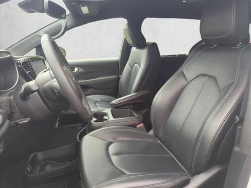Used 2025 Chrysler Pacifica Select FWD image 20
