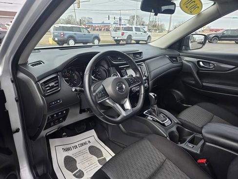 Used 2020 Nissan Rogue SV image 2