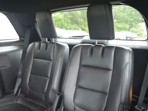 Used 2018 Ford Explorer XLT w/ Equipment Group 202A FWD image 18